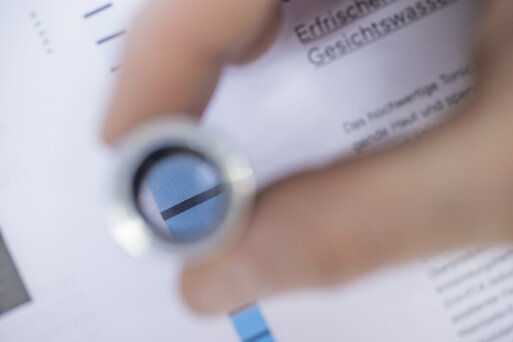 Samson Druck Nahaufnahme Lupe Hand Druckbogen Rasterpunkte