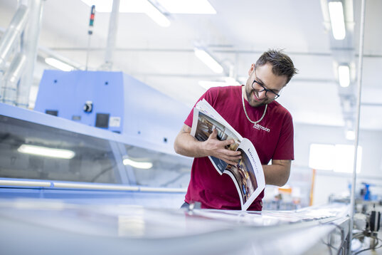 Samson Druck Team Qualitätskontrolle Druckprodukt Papier