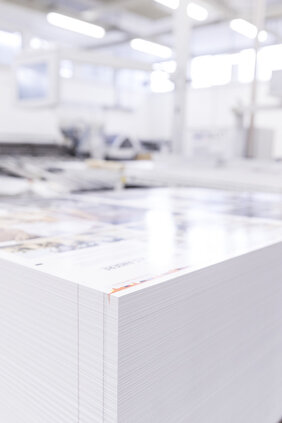 Samson Druck Nahaufnahme Papierpalette Papier Druckbogen Druckerei