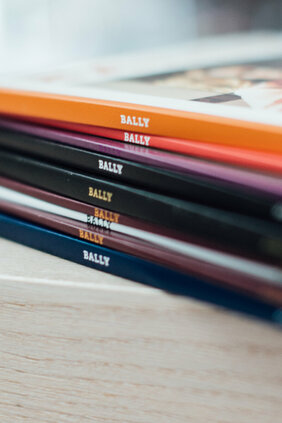 Samson Druck Magazin Luxusmagazin Stapel Nahaufnahme bunt