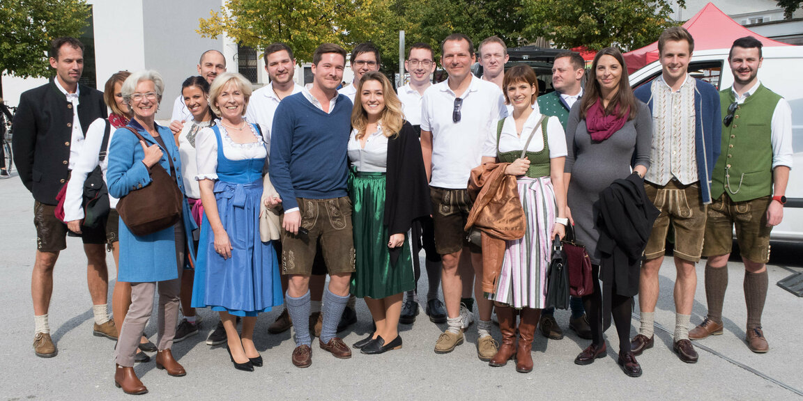 Samson Druck Gautschen Gautschfeier Lehrabschluss Gruppenfoto Firma Samson